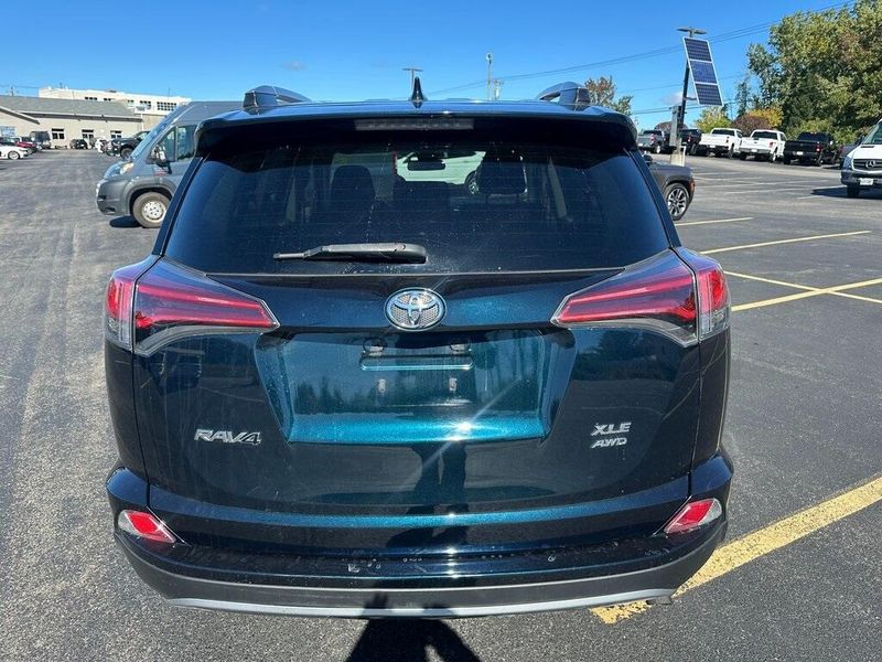 2017 Toyota RAV4 XLE photo 7