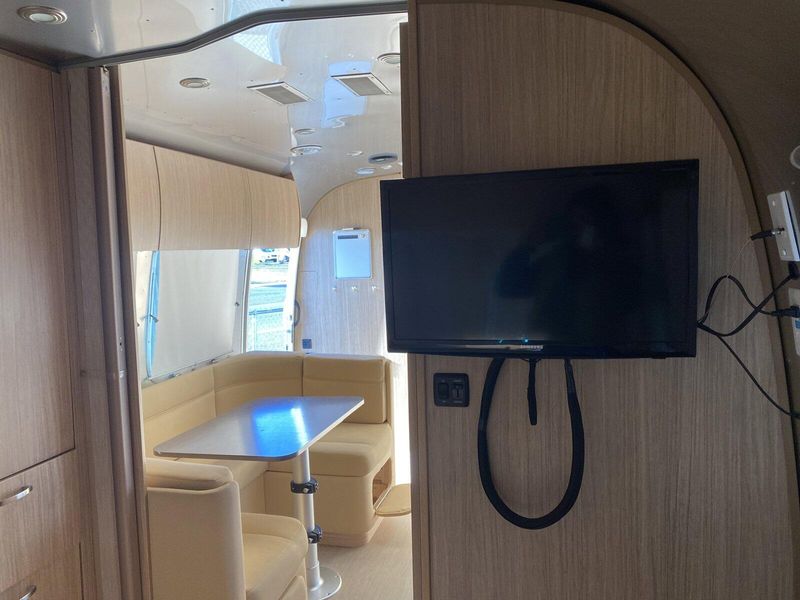 2019 AIRSTREAM FLYING CLOUD 23FB Image 30