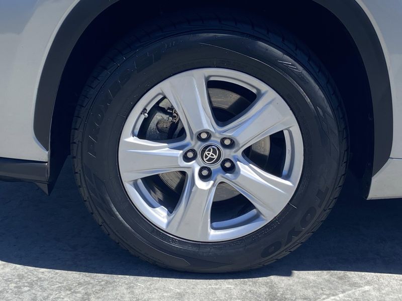 Used 2022 Toyota Highlander LEImage 8