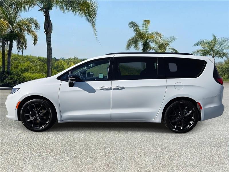 New 2026 Chrysler Pacifica Select