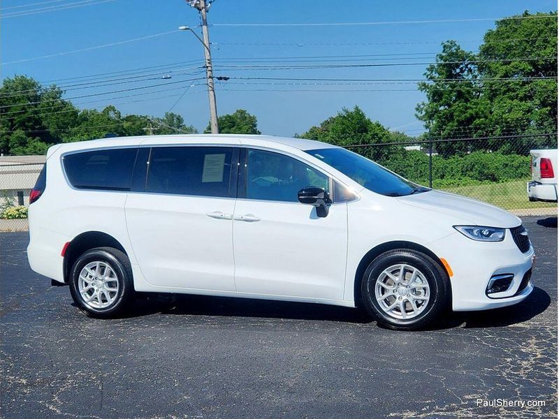 Used 2026 Chrysler Pacifica Select