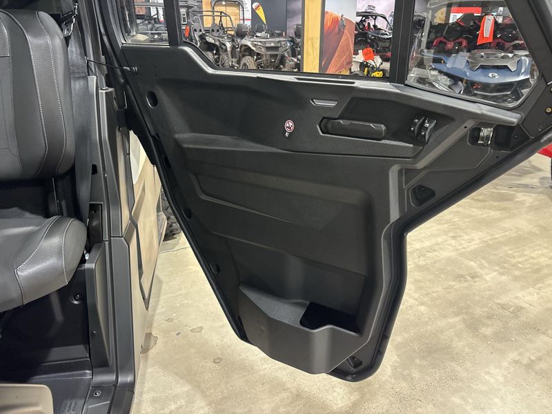 New 2027 Can-Am DEFENDER MAX LIMITED CAB HD11 Image 24