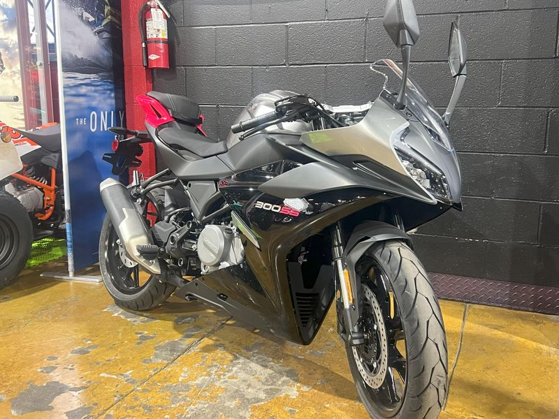2025 CFMOTO 300SS Image 11