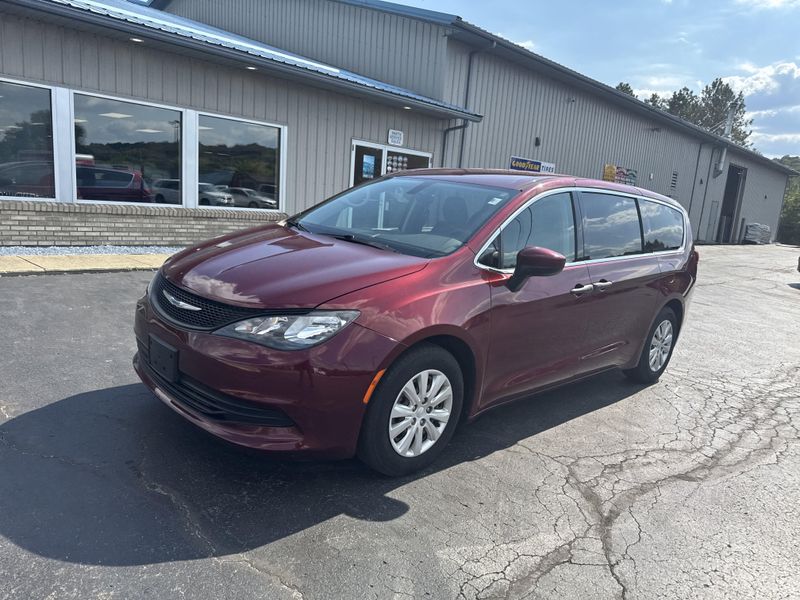 2018 Chrysler Pacifica L photo 2
