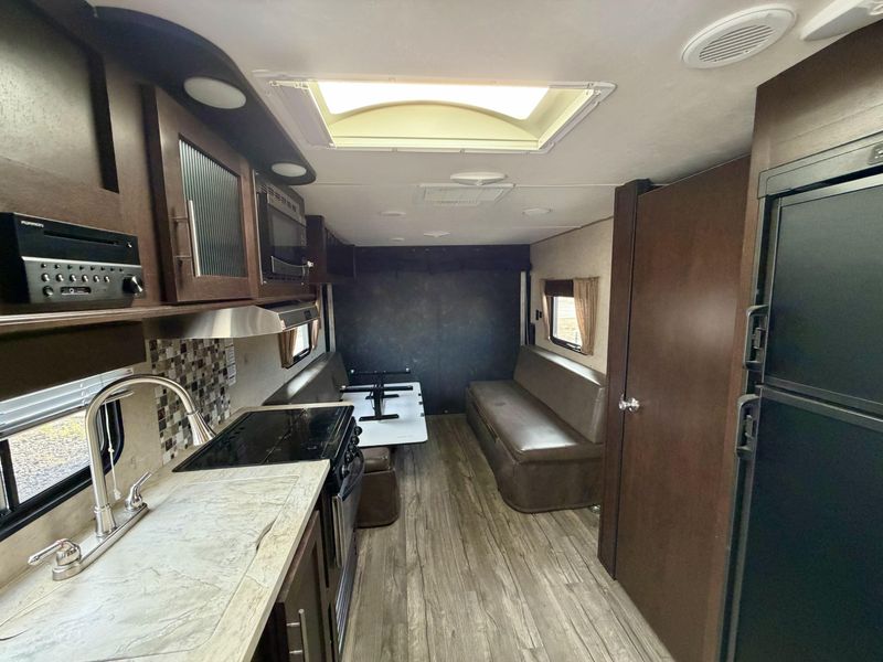 Used 2017 FOREST RIVER CASCADE 22RRC Image 6