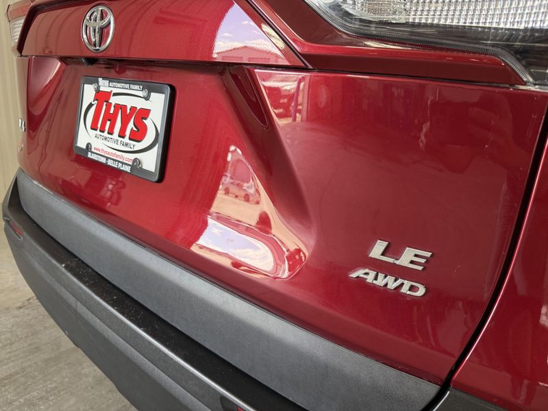Used 2019 Toyota RAV4 LEImage 8