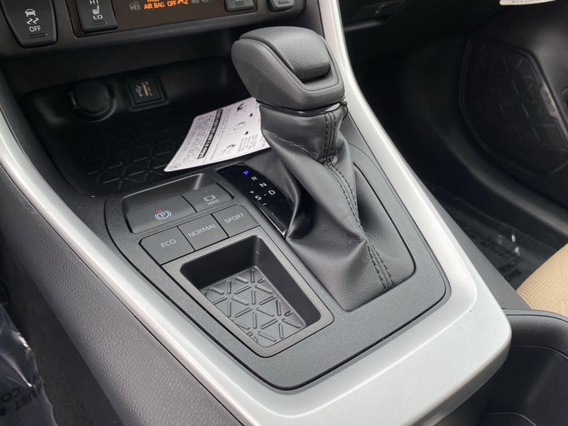 2025 Toyota RAV4 XLEImage 18