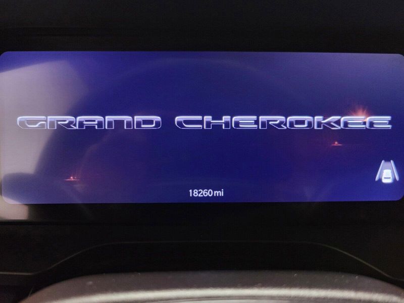 2023 Jeep Grand Cherokee L Laredo V6 4x4 w/Sunroof & Luxury TechImage 35