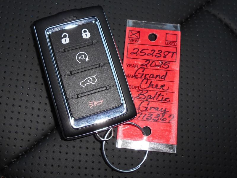 New 2025 Jeep Grand Cherokee Summit Reserve 4x4Image 9