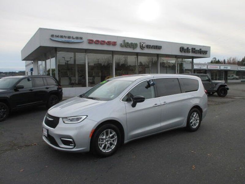 Used 2024 Chrysler Pacifica Touring LImage 1