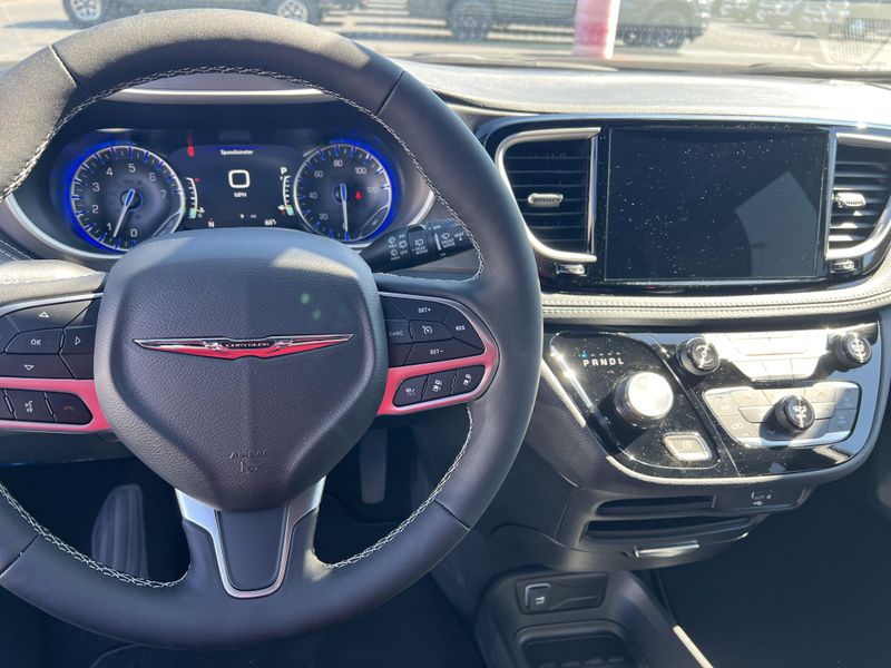 New 2026 Chrysler Pacifica SelectImage 12