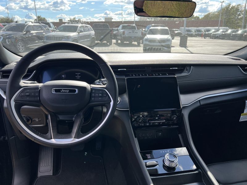 New 2025 Jeep Grand Cherokee Limited 4x4Image 16