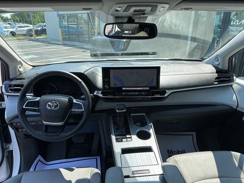 2025 Toyota Sienna XLEImage 27