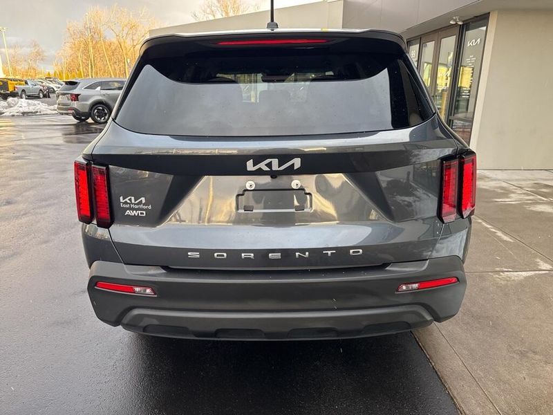 2022 Kia Sorento LXImage 5