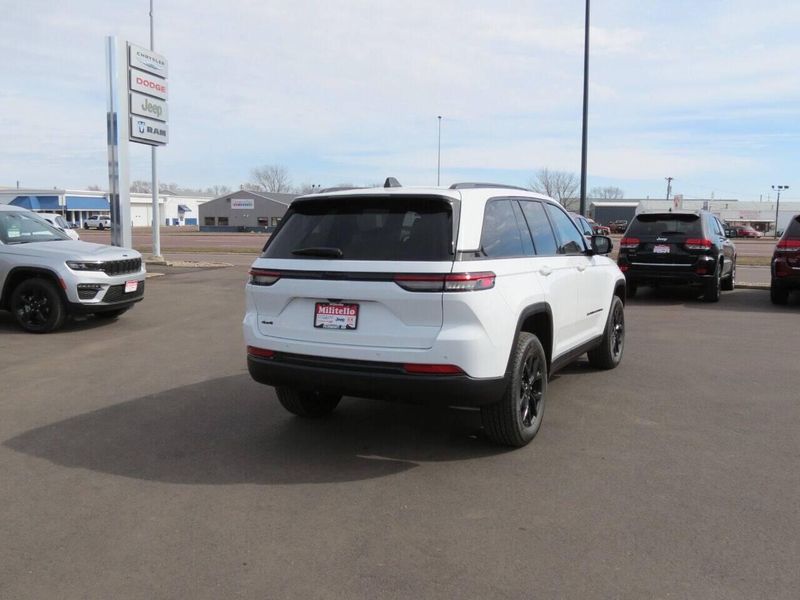 Used 2025 Jeep Grand Cherokee Altitude 4x4 4dr SUVImage 6