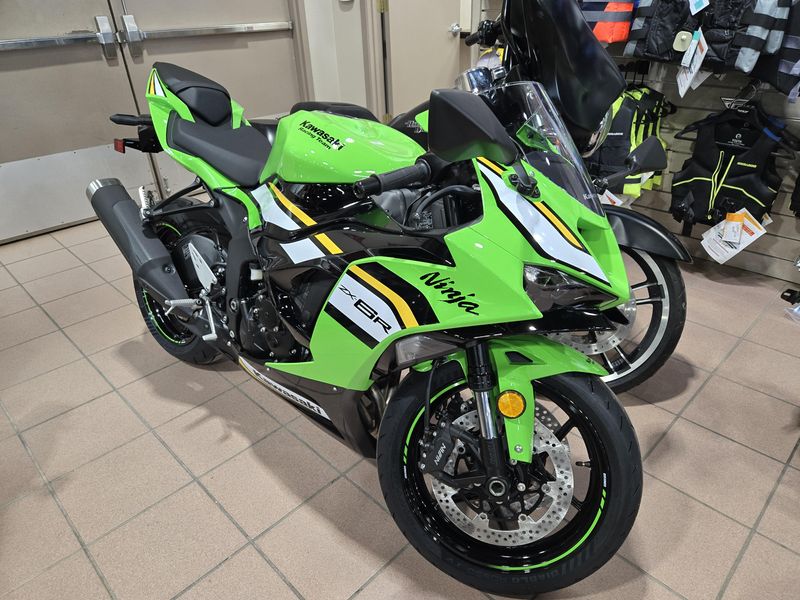 2025 Kawasaki NINJA ZX6R KRT EDITION LIME GREEN AND EBONY AND PEARL BLIZZARD WHITEImage 2