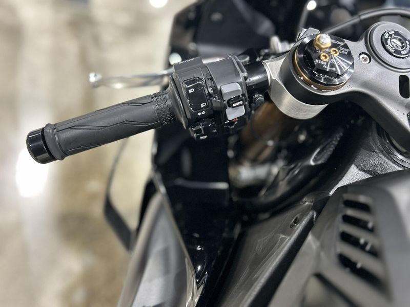 2025 Yamaha YZF-R1 Image 8