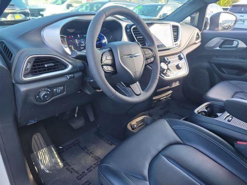 New 2023 Chrysler Pacifica Plug-in Hybrid Touring L