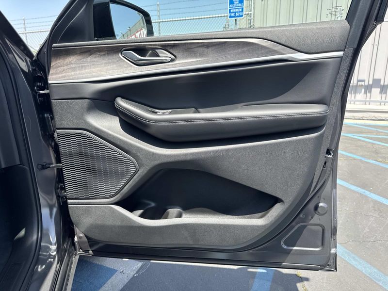New 2026 Jeep Grand Cherokee Laredo Altitude 4x2