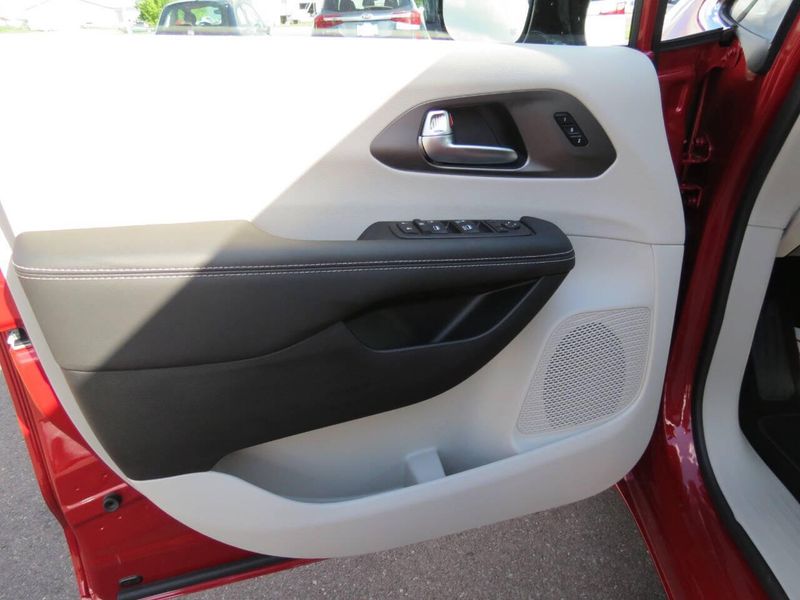 New 2026 Chrysler Voyager LxImage 10