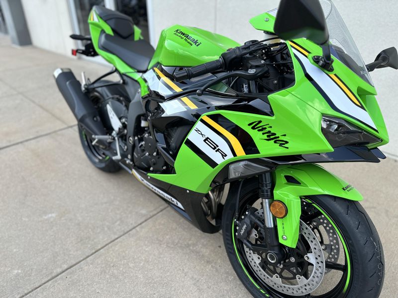 2025 Kawasaki Ninja ZX6R KRT Edition ABS in a Lime Green/Ebony/Pearl Blizzard White exterior color. Cross Country Powersports 732-491-2900 crosscountrypowersports.com 