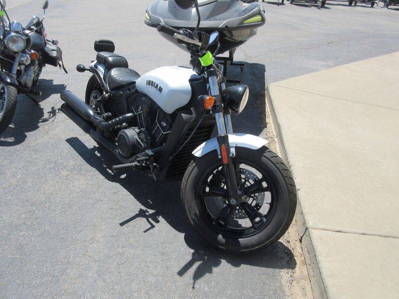 USED 2024 INDIAN MOTORCYCLE SCOUT BOBBER SIXTY ABS GHST WHT MTLC CAL Image 1