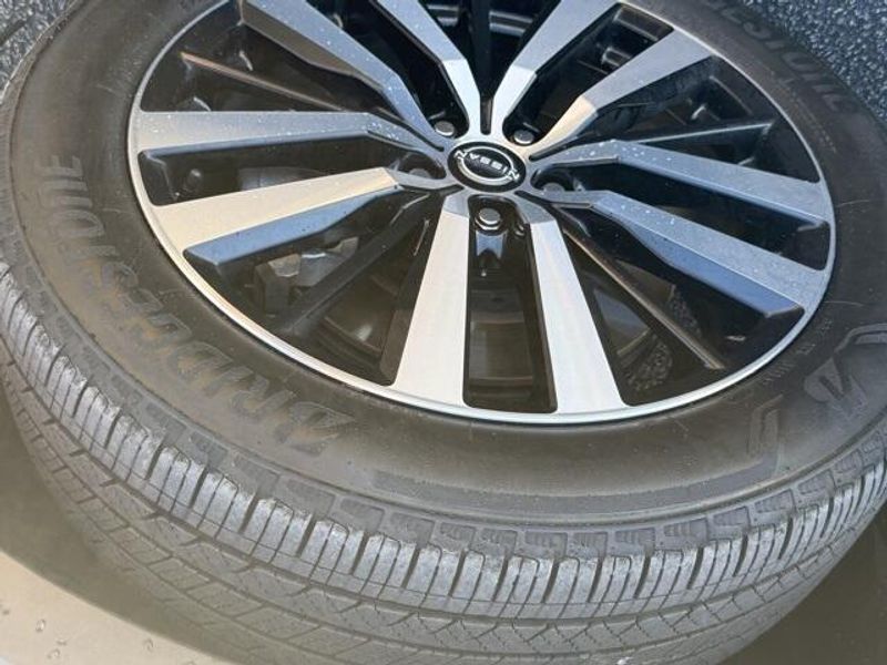 2024 Nissan Pathfinder Platinum photo 4