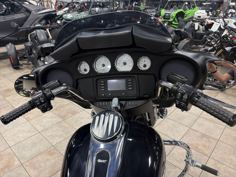 Used 2016 Harley-Davidson STREET GLIDE Image 23