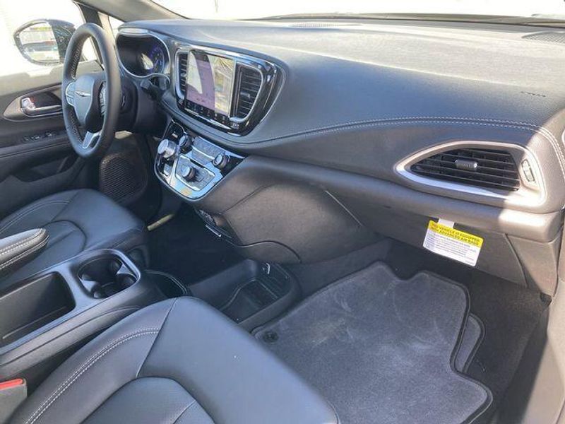 New 2025 Chrysler Pacifica SelectImage 13