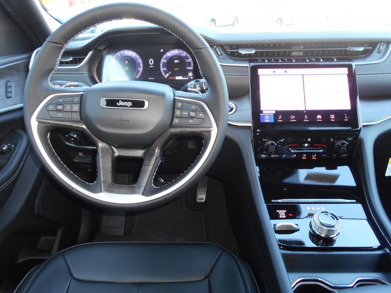 2025 Jeep Grand Cherokee Limited photo 4