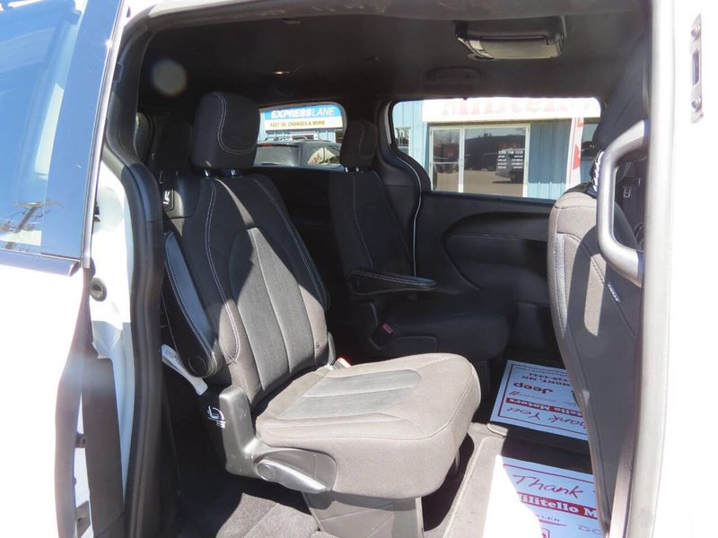 Used 2020 Chrysler Pacifica Touring 4dr Mini VanImage 26