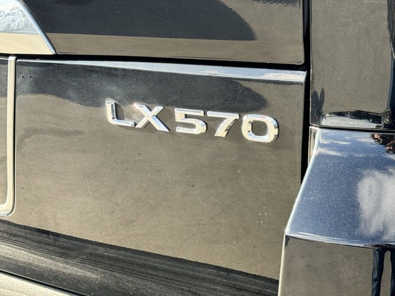 2021 Lexus LX 570Image 13
