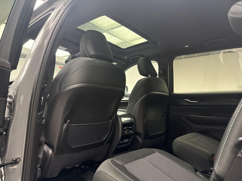 New 2027 Jeep Grand Cherokee L Laredo X 4x4Image 14
