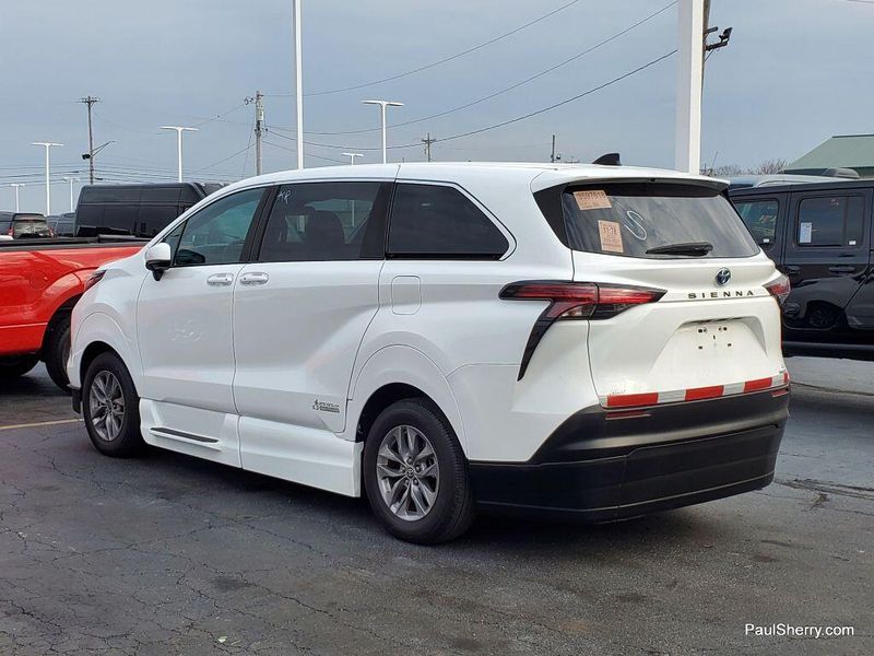 2022 Toyota Sienna LEImage 6