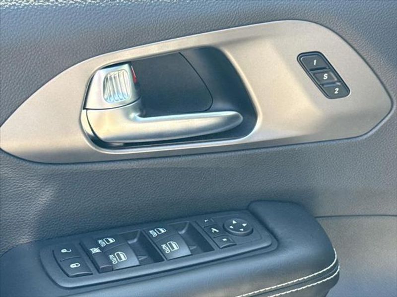 New 2027 Chrysler Pacifica Limited Awd
