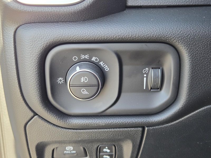 New 2026 RAM 1500 Big Horn Crew Cab 4x2 5'7' Box