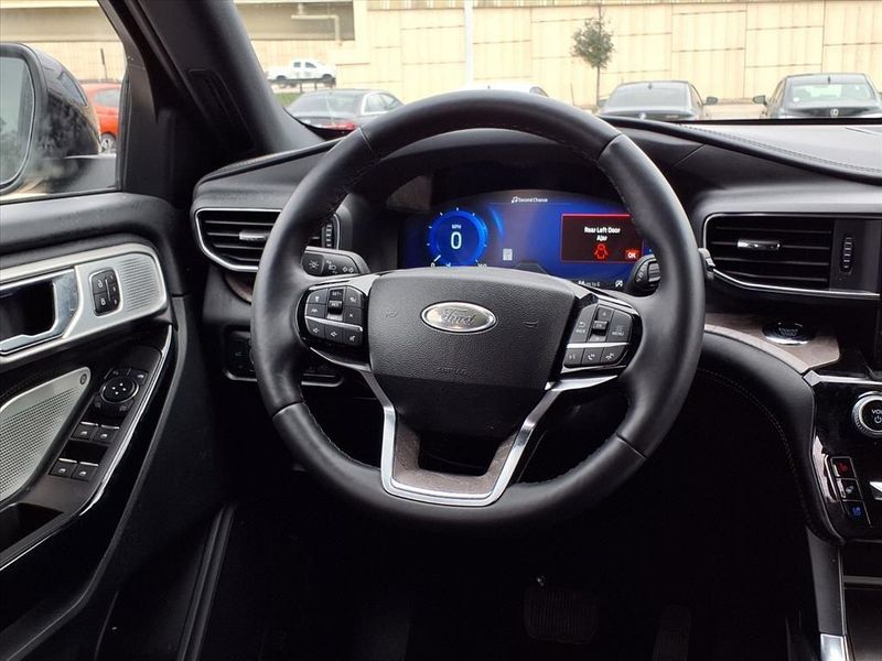 Used 2022 Ford Explorer PlatinumImage 14