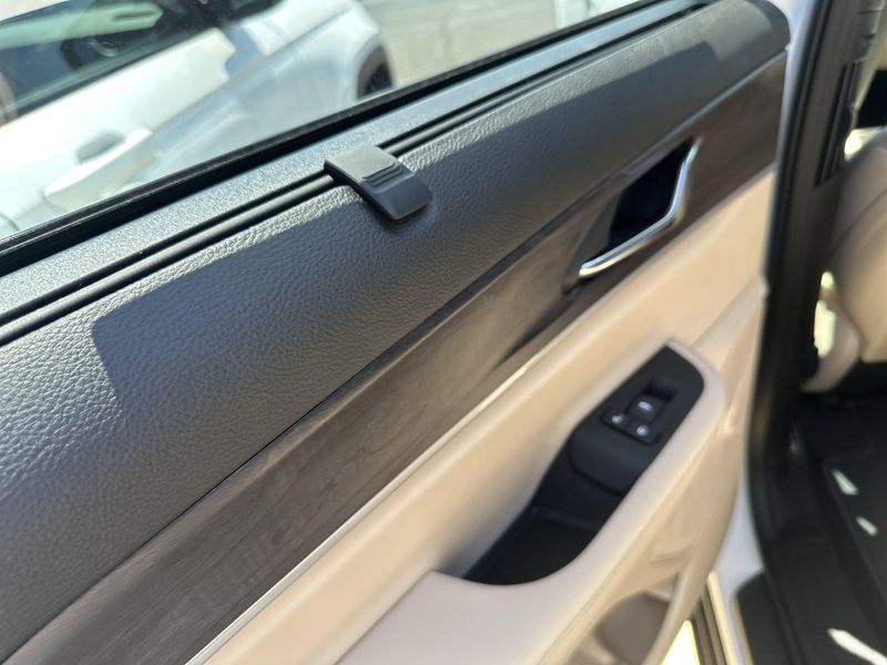 New 2025 Jeep Grand Cherokee L Limited 4x4Image 18