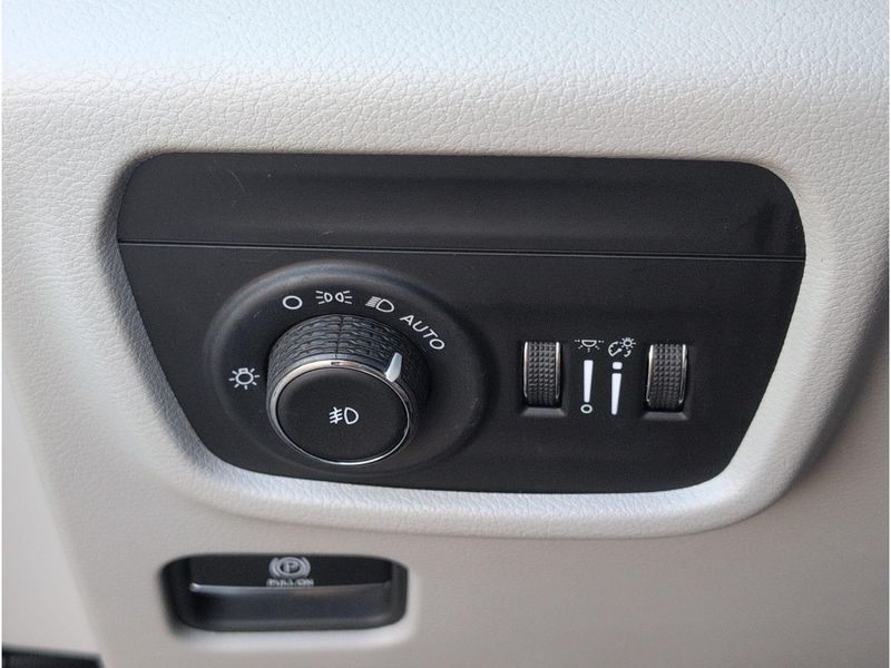Used 2023 Jeep Grand Cherokee OverlandImage 28