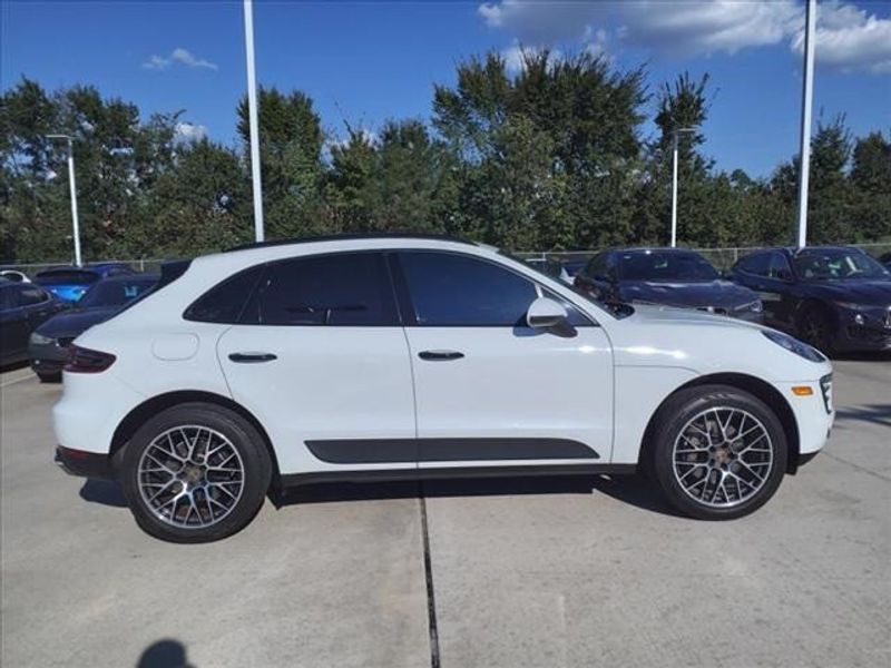 2018 Porsche Macan BaseImage 10