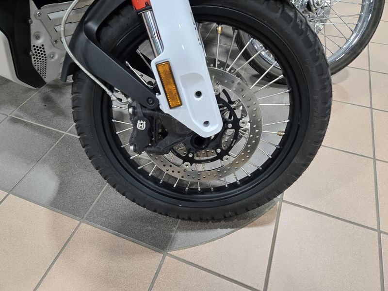 2022 HUSQVARNA NORDEN 901 Image 4