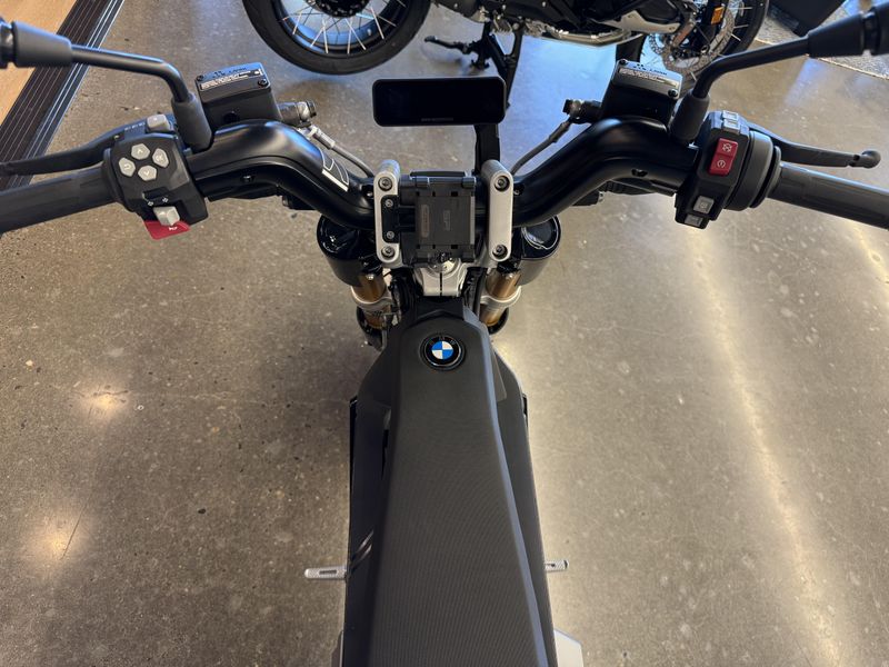 2024 BMW CE 02 - COSMIC BLACK 