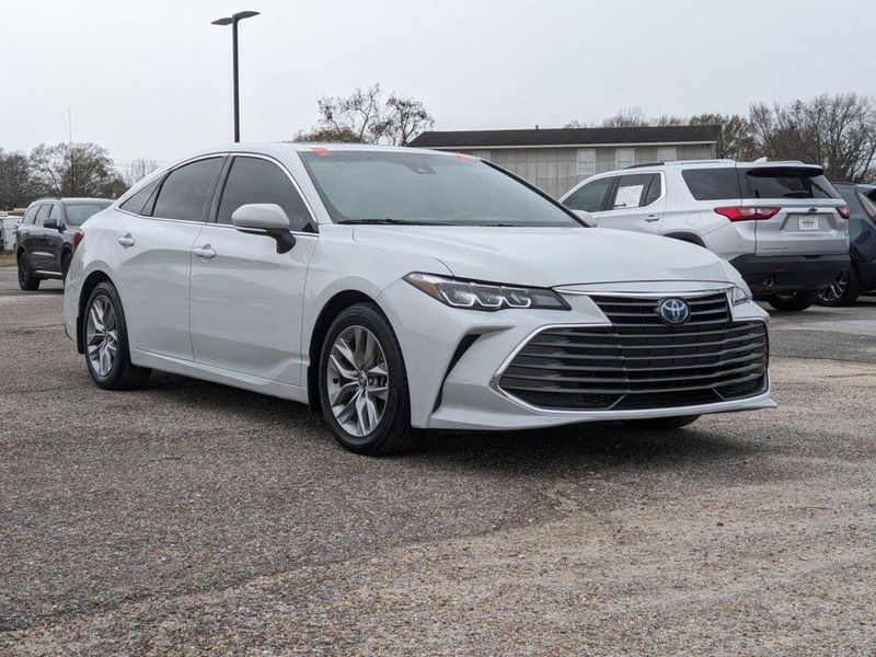 2022 Toyota Avalon Hybrid XLE in a Ice Edge exterior color and Blackinterior. Johnson Dodge 601-693-6343 pixelmotiondemo.com 
