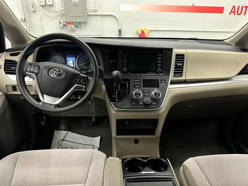 2020 Toyota Sienna LEImage 23