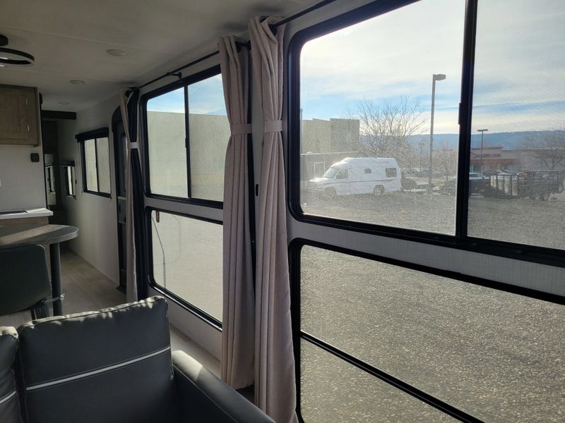 New 2026 KEYSTONE SPRINGDALE 31 SUNROOM Image 24