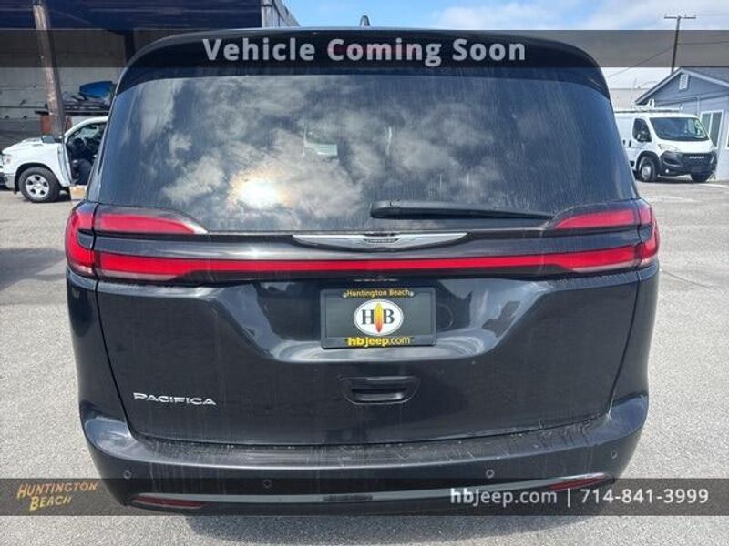 2023 Chrysler Pacifica Touring LImage 6