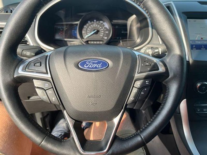 2020 Ford Edge SEL photo 16