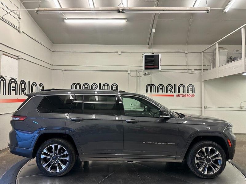 2021 Jeep Grand Cherokee Overland photo 2