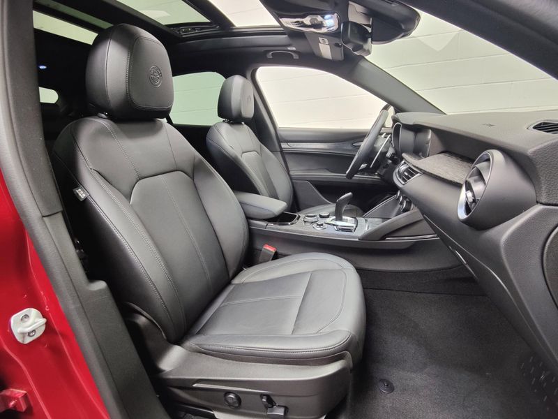 2024 Alfa Romeo Stelvio Sprint Q4 AWD w/SunroofImage 4