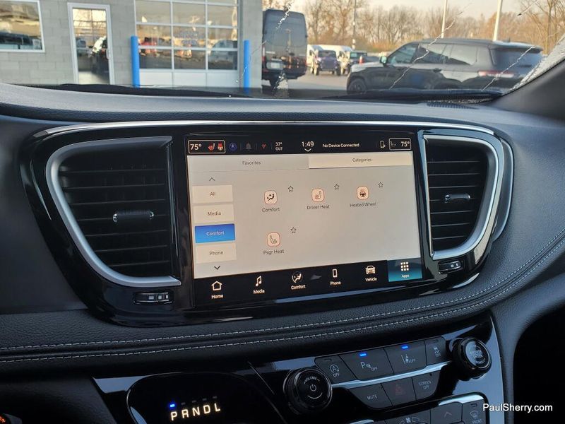 New 2026 Chrysler Pacifica Select